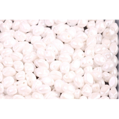 Preciosa Candy™ Oval N. 18 WHITE ALABASTER SNOW WHITE IRIS SFINx