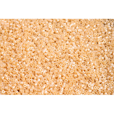 MIYUKI Delica 15/0 N. D3 Opaque Pear Luster