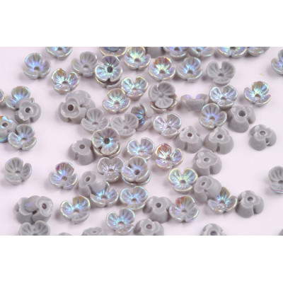 Drobné šedé plastové kvítky