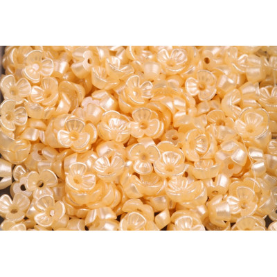 Drobné žluté plastové kvítky