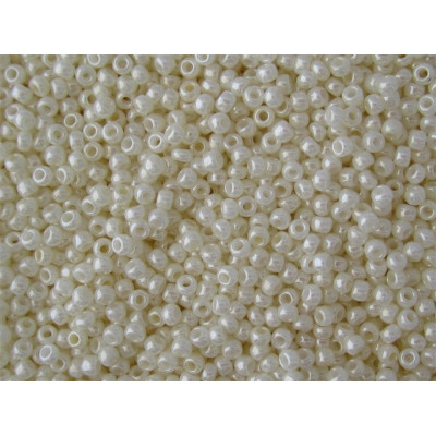 TOHO Round 8/0 Opaque-Lustered Navajo White 122 | Japanese Beads